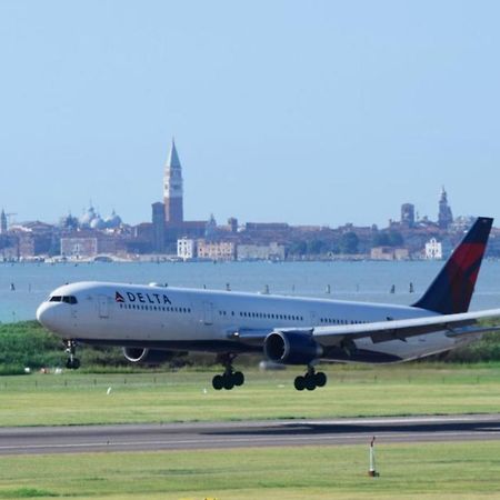 "Fly To Venice" Airport Tessera Exterior foto