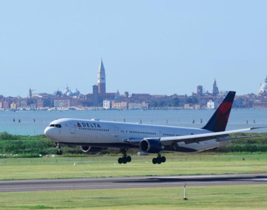 "Fly To Venice" Airport Tessera Exterior foto